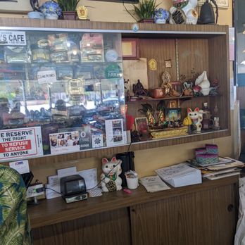 Peter's Cafe - This display of collective items - American Near Me - Millbrae, California