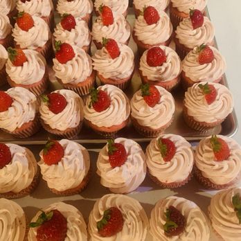 Sweet Back Cupcakes - strawberries and frosting - Desserts Near Me Sweet Back Cupcakes - strawberries and frosting - Desserts Near Me