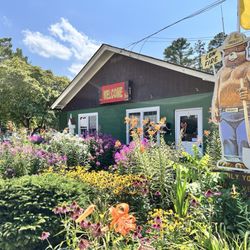 Pleasant Valley Family Campground - Gardens and main building.