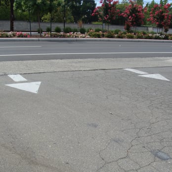 Baskin-Robbins - Are they that busy that 2 entrance lanes are needed? - Ice Cream & Frozen Yogurt Near Me - Rancho Cordova, California