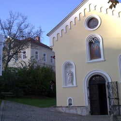 Wallfahrtkirche Mariagrün - Eingang in die Kirche und daneben die Volksschule