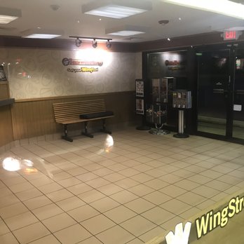 Pizza Hut - Inside no seats - Pizza Near Me - Baxley, Georgia