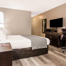 Econo Lodge Inn & Suites