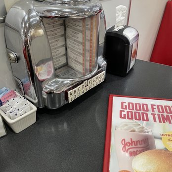 Johnny Rockets - Clean booth area with the cool retro vibe - Burgers Near Me - Atlantic City, New Jersey