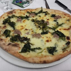 Pizzeria Vesuvio - Pizza Tramonti, mozzarella, friarielli e salsiccia