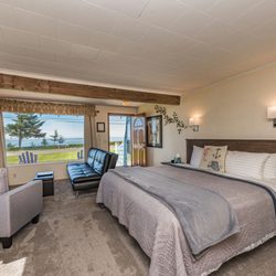 Juan De Fuca Cottages - Fireplace room