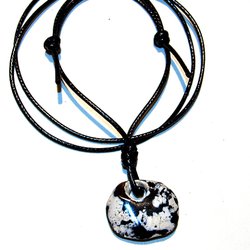 SteinARTig Naturschmuck - Feuerstein-Hühnergott am Textilband mit Verschiebeknoten