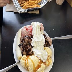 Shake N Burger Coos Bay - Old Fashioned Banana Split