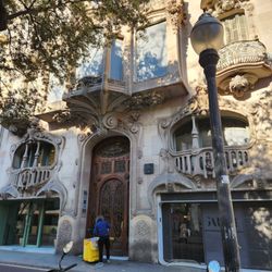 La Casa Comalat - They are getting an Amazon delivery