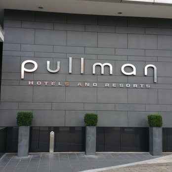 Pullman Hotel - Front door and loading area - Hotels Near Me - London, XGL Pullman Hotel - Front door and loading area - Hotels Near Me - London, XGL