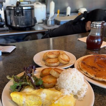 Liliha Bakery - Bakeries Near Me - Honolulu, Hawaii