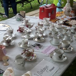 Snuffelmarkt Blijdorp - Echte vintage kraam. Dit is echt vintage servies.