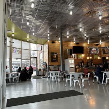 BurgerFi - Eating area - Burgers Near Me - Glenview, Illinois