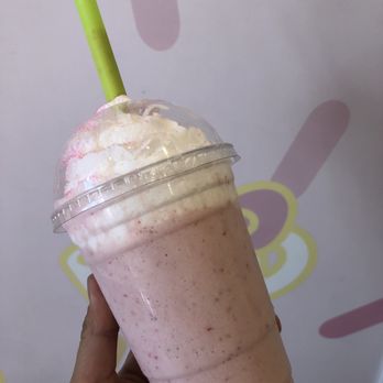 Hello Kitty Cafe - Strawberry dream smoothie - Cafes Near Me - Irvine, California