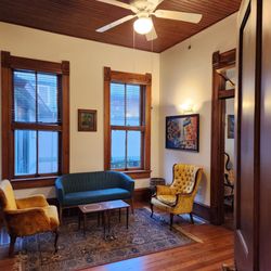 Vintage Bookstore And Wine Bar - Room for a few friends