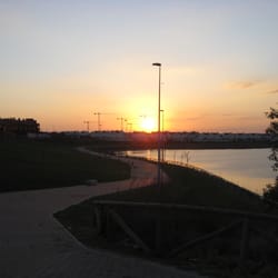 lago torrox - Cayendo el sol, paseando por la laguna. Al fondo, el ocaso de la construcción...