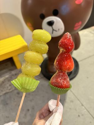 Sweet Box (Macarons, Dragon Beard Candy) by null