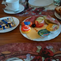 Gästehaus Loschwitz - Traditional breakfast fare.