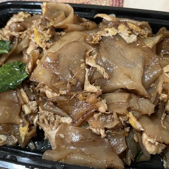 Spring Thai Fusion & Bar - Pad See Ew Lunch Special with chicken - Thai Near Me - New york, New York Spring Thai Fusion & Bar - Pad See Ew Lunch Special with chicken - Thai Near Me - New york, New York