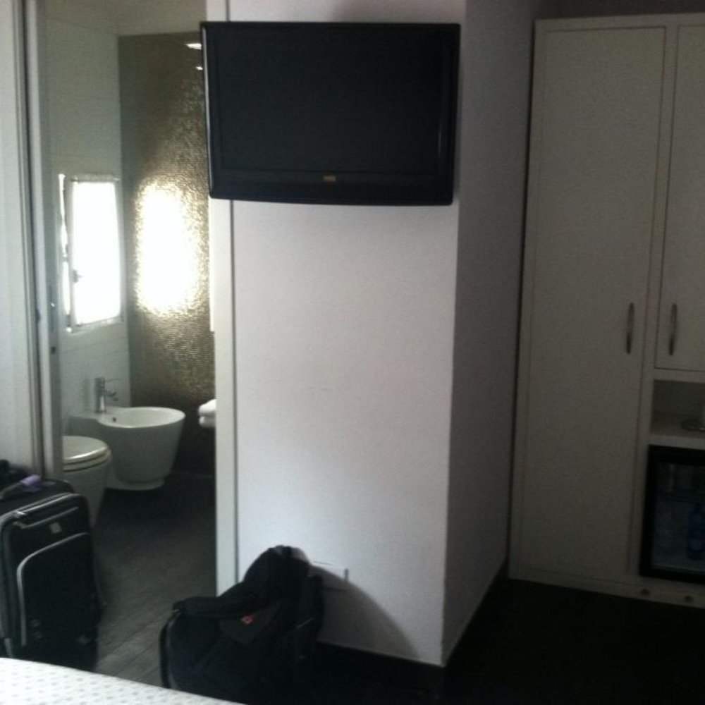 Hotel Aaron - Bed view - closet, mini bar, bathroom (WC) - Hotels Near Me - Mestre, VE