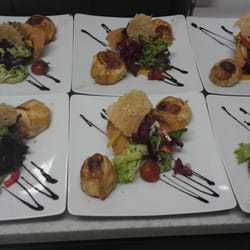 Gasthof Esterer - Gebackener Ziegenkäse im Blätterteigmantel mit kleinem Salatbouquet im Wan-Tan-Körbchen und Parmesanchip