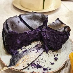 Cafe Ri Yue - Ube basque cheesecake