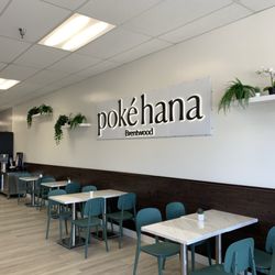 Poké Hana - Lots of space and ample seating.
