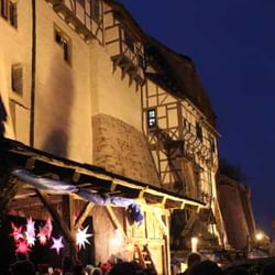 Weihnachtsmarkt auf der Wartburg - Gemäuer der Wartburg.