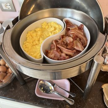 Comfort Hotel Bolivar - Hot food - Hotels Near Me - Rome, RM