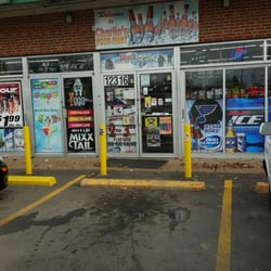 Charlie's Food Mart - Good spot for snacks and liquor
