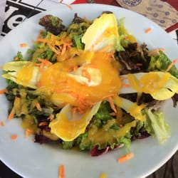 Restaurante Nativo - Salada nativo, mix de folhas com molho de damasco e queijo brie no forno