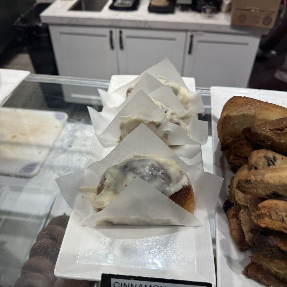 Flour Craft Bakery - Cinnamon roll - Bakeries Near Me - Mill Valley, California