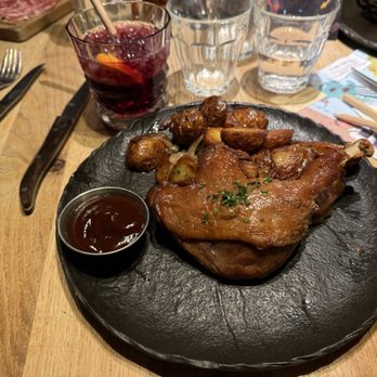 Hippopotamus - Toasted duck leg (French classic food) - Steakhouses Near Me - Paris, 75 Hippopotamus - Toasted duck leg (French classic food) - Steakhouses Near Me - Paris, 75