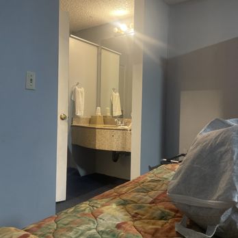 Rodeway Inn - Sink area - Hotels Near Me - SeaTac, Washington Rodeway Inn - Sink area - Hotels Near Me - SeaTac, Washington