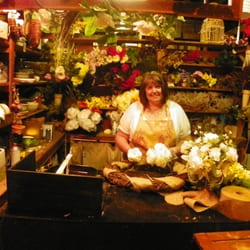 Heart 'n Home - Heart 'n Home's "Wine + Design" area - assist in creating your dream floral arrangement will sipping on wine.