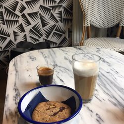 Cafe Moco - Le goûter chez MoCo - un espresso bien serré (Café éthiopien), un Latte (4€) et un énorme cookie (3.5€)