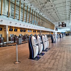 YQB - Aéroport International Jean-Lesage de Québec - Self check-in terminals abound.
