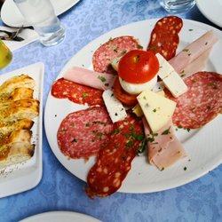 Il Castello - Mixed starter plate with bread, spicy salami, ham & 3 types pf cheese.