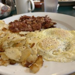 The Round Table Cafe - Corned Beef breakfast