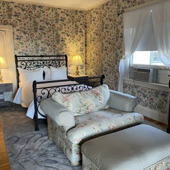 Avaloch - Room 2! - Hotels Near Me - Lenox, Massachusetts