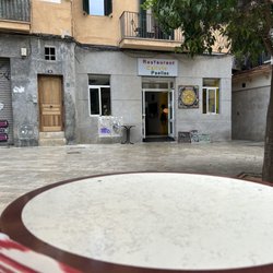 Calixto - Eating in the patio, here is the restaurant/ comiendo el la terraza, de aquí se ve el restaurante