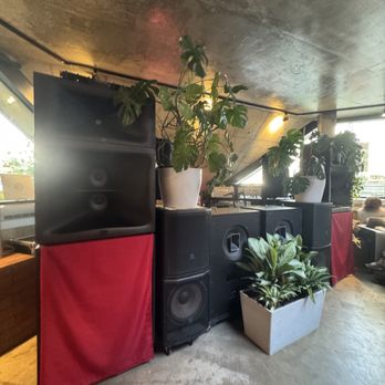 Osmo x Marusan - Osmo x Marusan has a dj booth remniscent of Billyburg turn of the century hipster spots - Coffee & Tea Near Me - Montreal, Quebec Osmo x Marusan - Osmo x Marusan has a dj booth remniscent of Billyburg turn of the century hipster spots - Coffee & Tea Near Me - Montreal, Quebec