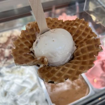 Bacio di Latte - Strawberry cheesecake - Gelato Near Me - Pasadena, California