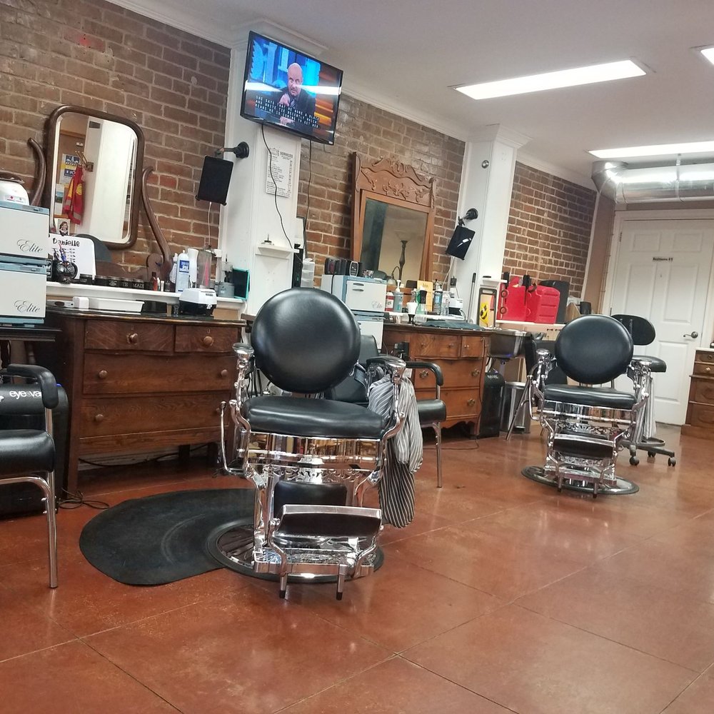 Clippers & Blade - Well thought out set up. - Barbers Near Me - Weatherford, Texas