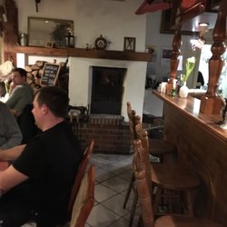Zur Alten Dorfschmiede - Blick auf Theke und den Kamin