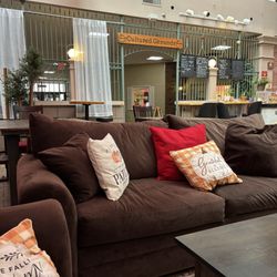 Cultured Grounds - Cozy interior