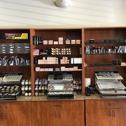 Salon De Guerra-Straight Edge Barber Lounge