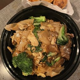 Chicken pad see-ew & vegetarian egg rolls Chicken pad see-ew & vegetarian egg rolls
