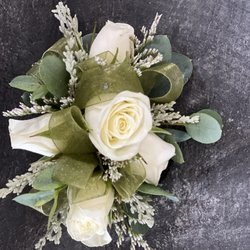 Floral Wishes and Gifts - Corsage time!!