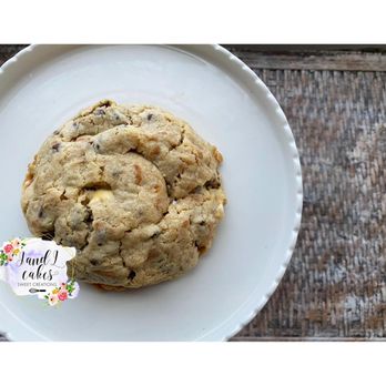 jandl cakes - a chocolate chip cookie on a white plate - Custom Cakes Near Me jandl cakes - a chocolate chip cookie on a white plate - Custom Cakes Near Me